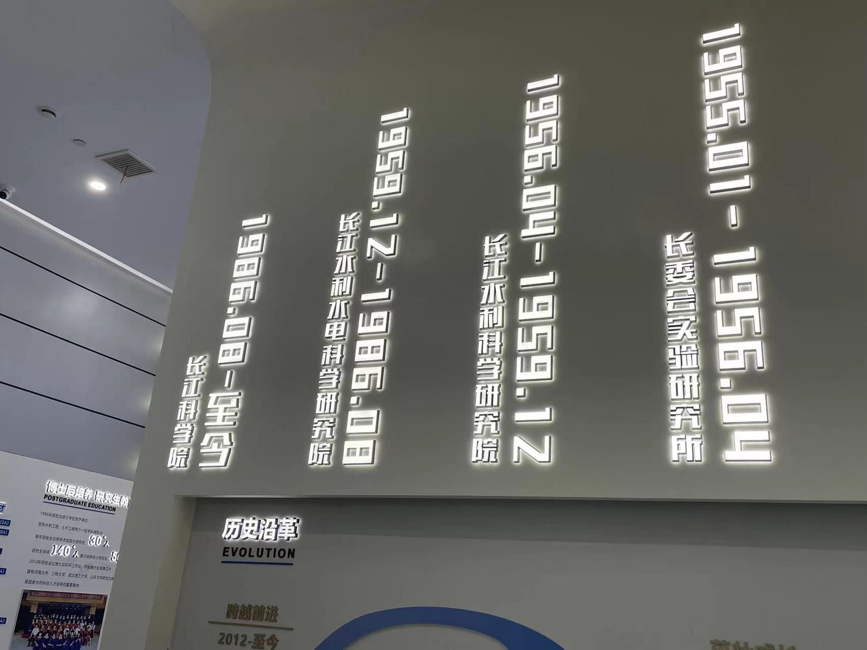 09362616f1315ed994a21f9ae140c70.jpg 长江水利科学院荧光分光光度计顺利安装调试完成