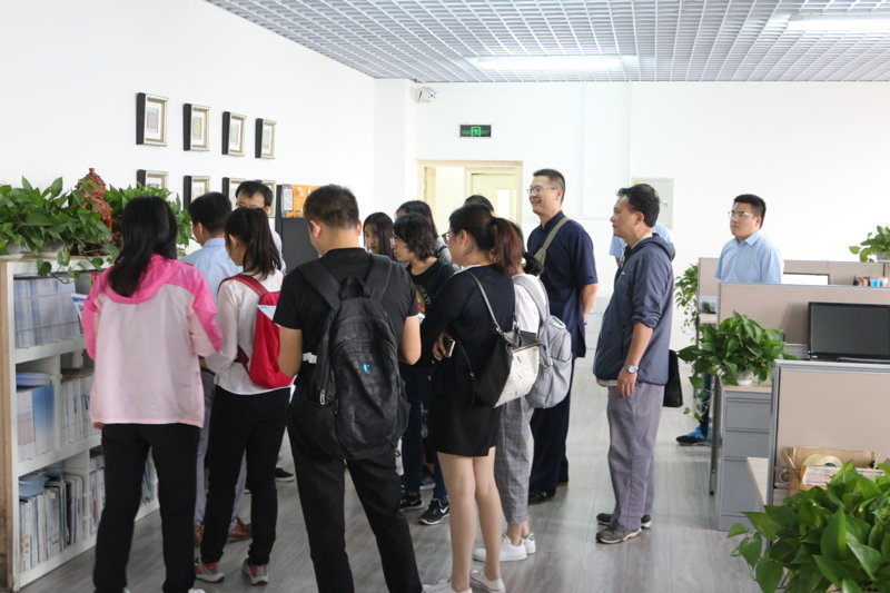 红外光谱分析培训班学员参观天津能谱